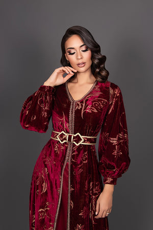 Caftan en velour bordeau avec finition sfifa or et ceinture artisanale 