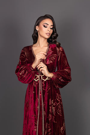 Caftan en velour bordeau avec finition sfifa or et ceinture artisanale 