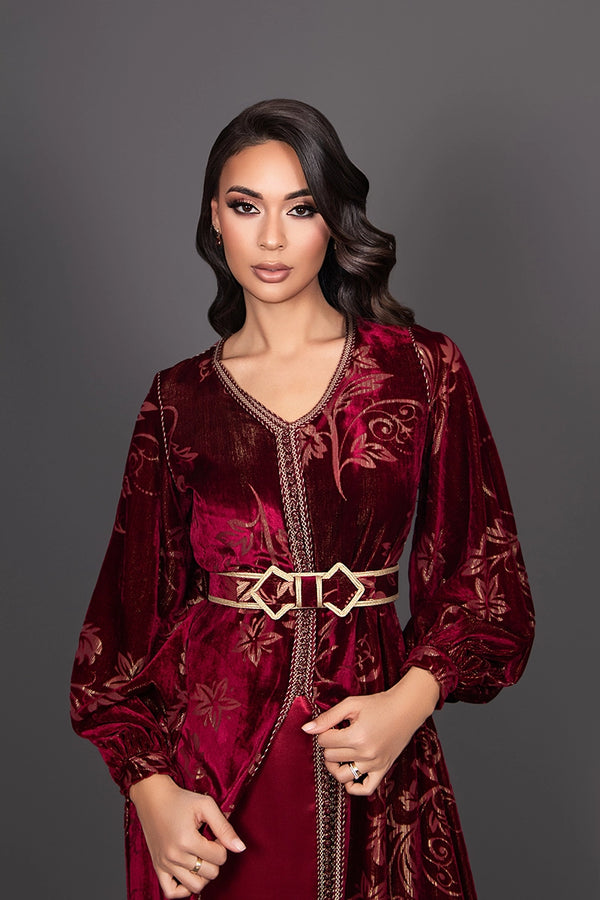 Caftan en velour bordeau avec finition sfifa or et ceinture artisanale 