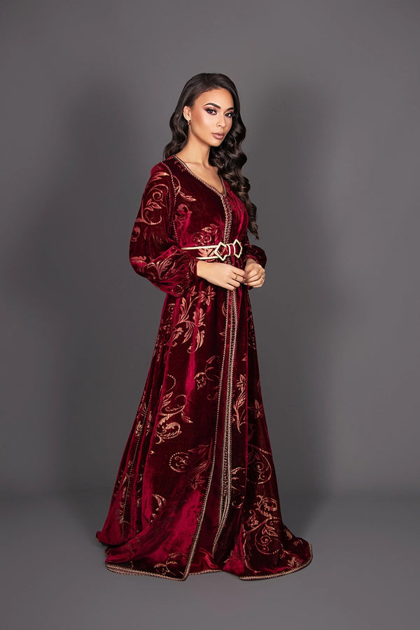 Caftan en velour bordeau avec finition sfifa or et ceinture artisanale 