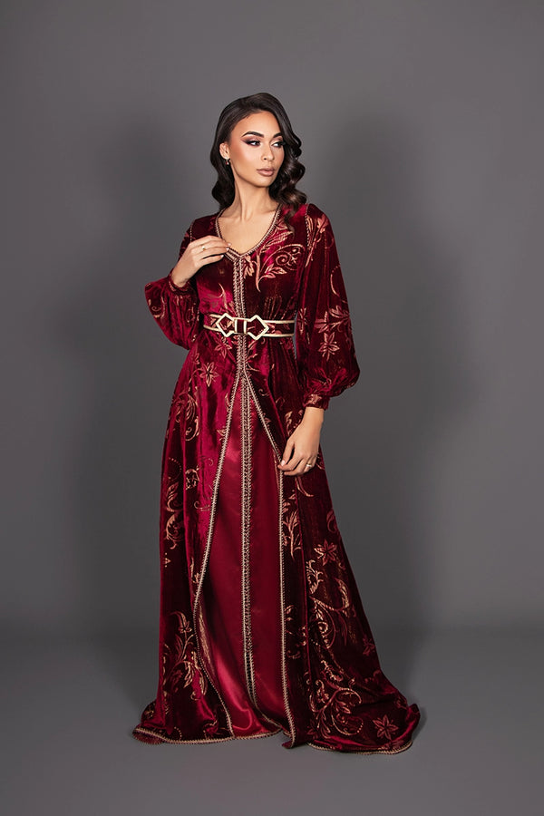 Caftan en velour bordeau avec finition sfifa or et ceinture artisanale 