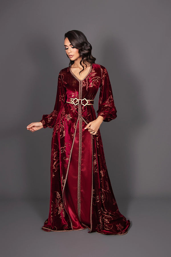 Caftan en velour bordeau avec finition sfifa or et ceinture artisanale 
