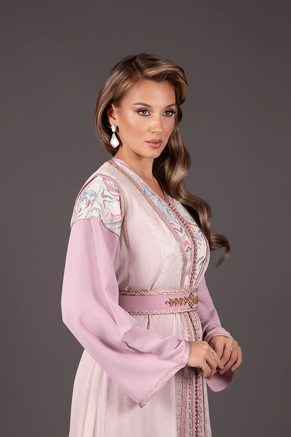 Caftan rose en crêpe, découpe en brocart et broderie artisanale 
