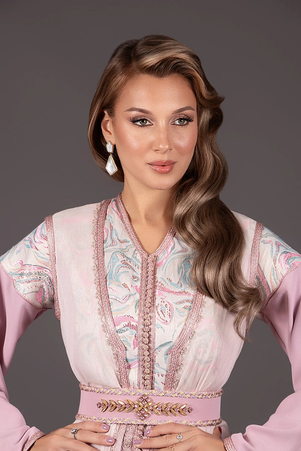 Caftan rose en crêpe, découpe en brocart et broderie artisanale 