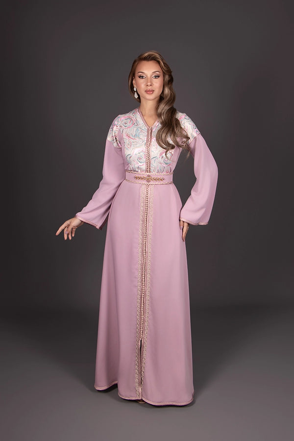Caftan rose en crêpe, découpe en brocart et broderie artisanale 