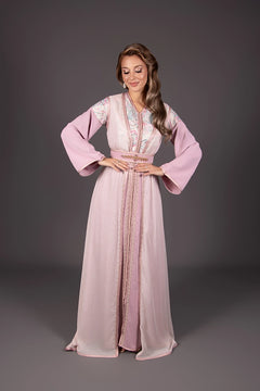 Caftan rose en crêpe, découpe en brocart et broderie artisanale 