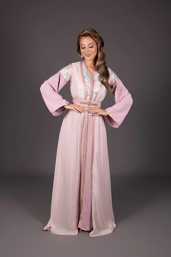 Caftan rose en crêpe, découpe en brocart et broderie artisanale 