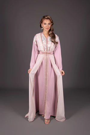 Caftan rose en crêpe, découpe en brocart et broderie artisanale 