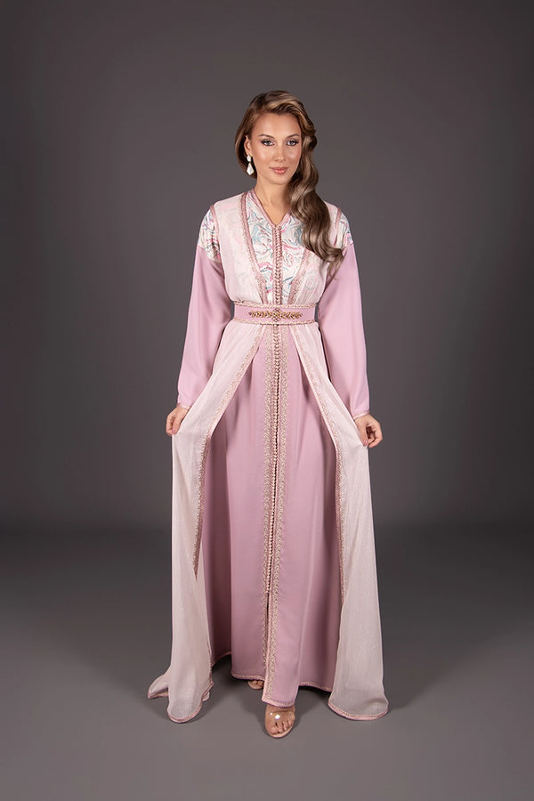 Caftan rose en crêpe, découpe en brocart et broderie artisanale 