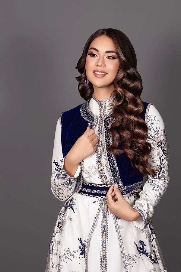 Caftan marocain Zephyra en velours bleu avec finitions brodées de haute qualité