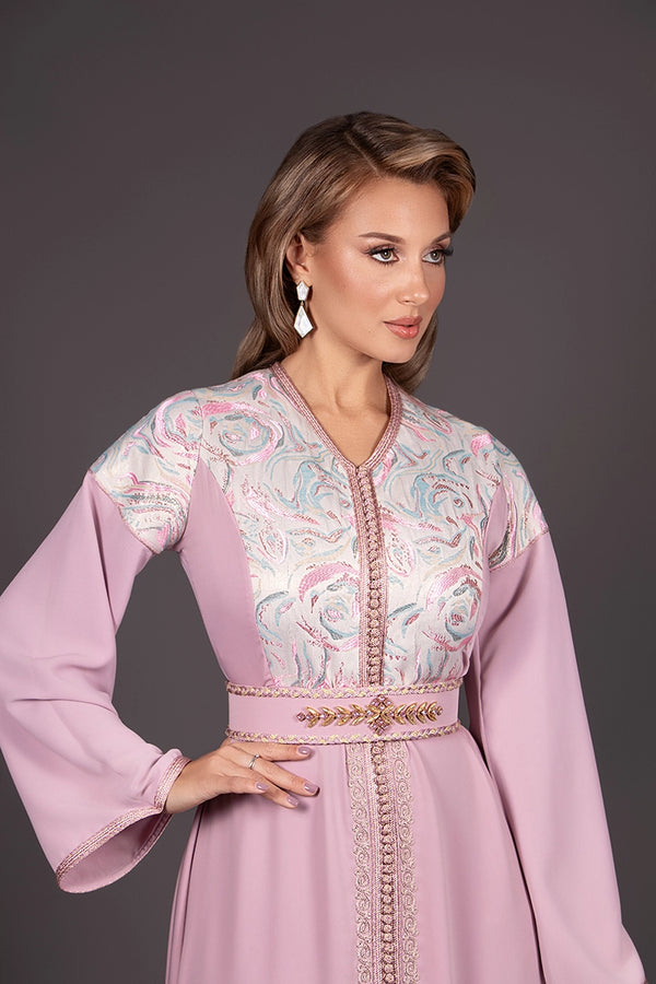 Caftan rose en crêpe, découpe en brocart et broderie artisanale 
