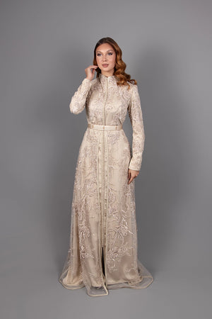 Caftan marocain Dakota Luxe beige avec manches longues et finitions haute couture