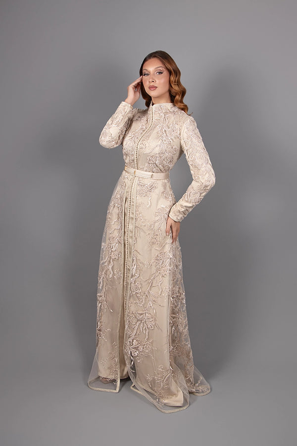 Vue de face du caftan Dakota Luxe aux broderies florales délicates et élégantes