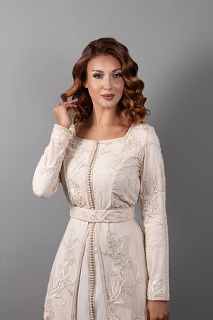 Détail des broderies florales en relief sur le caftan marocain Garancia