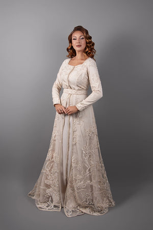 Caftan Garancia beige nude avec broderies florales et coupe élégante
