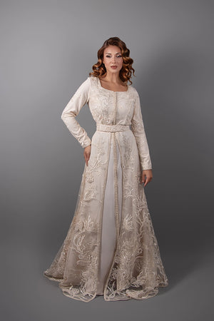 Vue de face du caftan Garancia beige aux finitions artisanales délicates