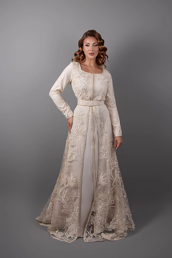 Vue de face du caftan Garancia beige aux finitions artisanales délicates