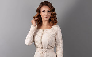 Vue rapprochée du bustier brodé du caftan Garancia aux motifs floraux