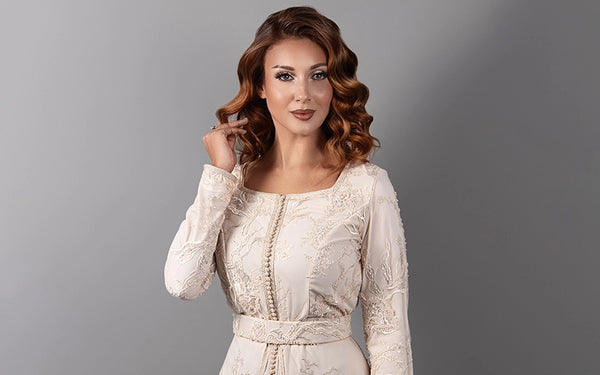 Vue rapprochée du bustier brodé du caftan Garancia aux motifs floraux