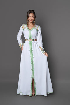 Caftan marocain Pipa blanc lumineux avec ceinture imprimée assortie, silhouette féminine élégante et finitions traditionnelles faites main.