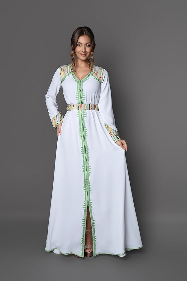 Caftan marocain Pipa blanc lumineux avec ceinture imprimée assortie, silhouette féminine élégante et finitions traditionnelles faites main.