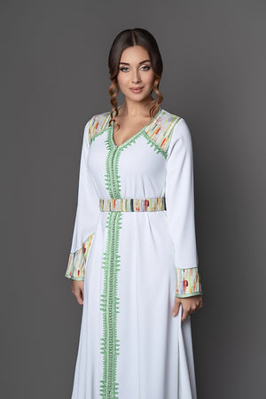 Caftan Pipa blanc à manches longues avec broderies vertes artisanales marocaines et finitions colorées inspirées de l’art contemporain.