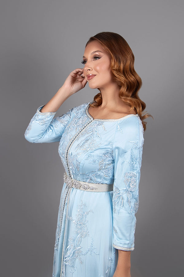 Gros plan sur la ceinture scintillante du caftan Sorane bleu pastel