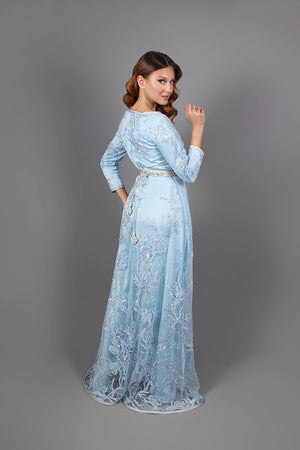Dos du caftan Sorane avec broderies délicates et coupe longue fluide