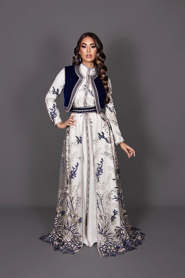 Caftan Zephyra en velours bleu avec gilet brodé et dentelle raffinée pour cérémonie