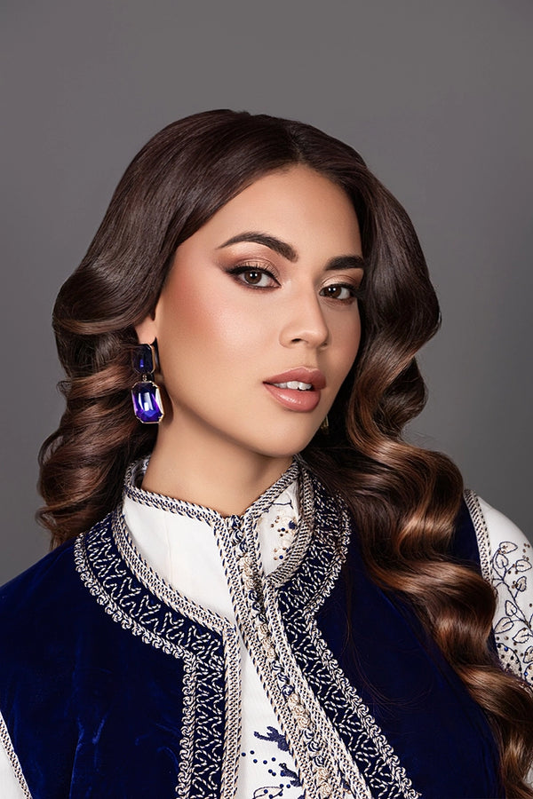 Vue de face du caftan Zephyra bleu avec col montant idéal pour le hijab