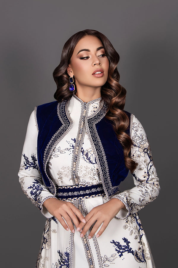 Caftan Zephyra avec gilet en velours bleu brodé de dentelle et col montant