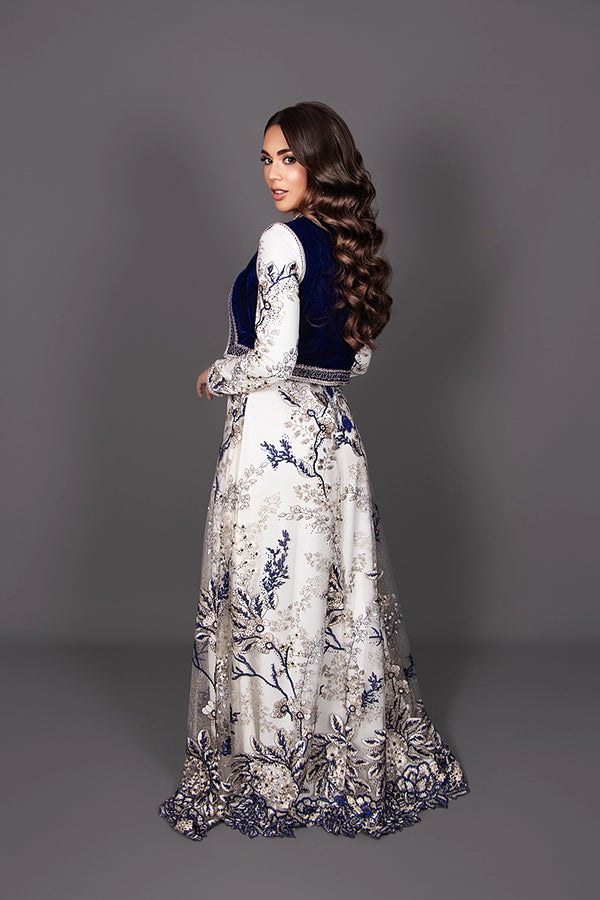 Dos du caftan Zephyra en velours bleu aux finitions élégantes et raffinées