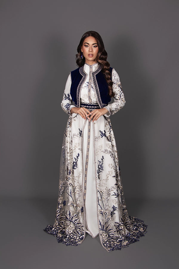 Caftan marocain de luxe Zephyra en velours bleu avec dentelle et broderies raffinées