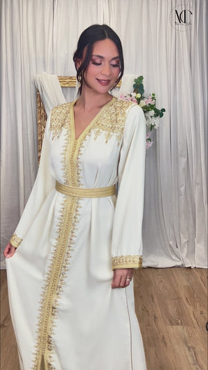 قفطان أدليا – ياقة V من الكريب المطرز بالذهبي | قفطان مغربي نسائي